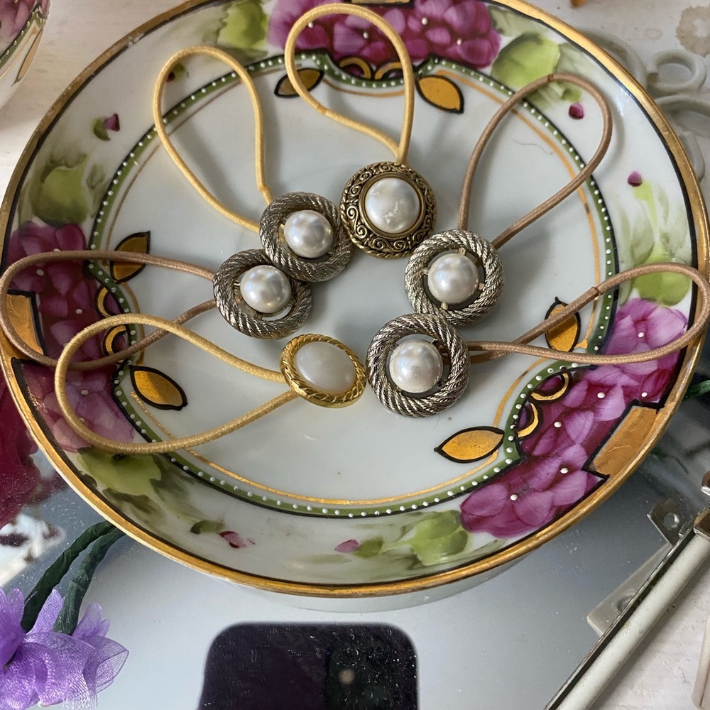 Kreativekristen upcycled vintagee buttons hair ties pearl gold ,
